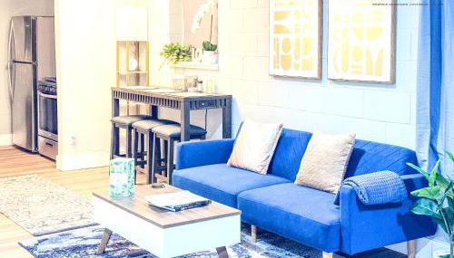 The Moose #12 - Brand New Modern Luxe Loft with Free Parking, King Bed & Fast WiFi - Foto 1, stove, pet friendly, minibar