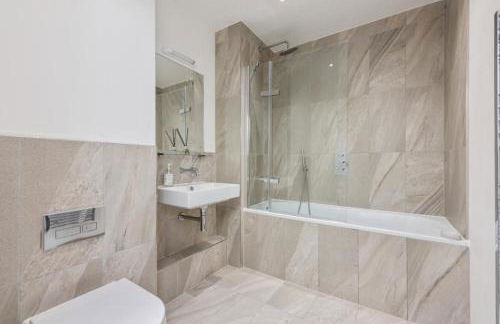 Amazing new built townhouse with garden in London - Photo 4