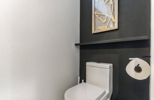 Chic Austin Getaway brand new with rooftop patio - Foto 16