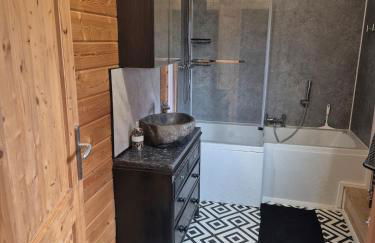 Chalet close to Heathrow T5, Windsor Castle, Legoland, Thorpe Park, with off road parking, free Wifi, private garden, spacious & fully equipped, cozy wood burner & comfy sofa, ideal for exploring London with trains to Waterloo, a beautiful unique retreat - Foto 13