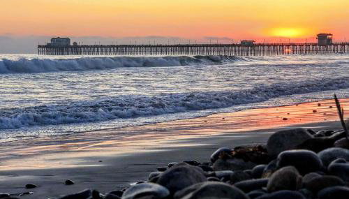 Oceanside Home with Yard - Walk to Beach and Pier - Foto 3