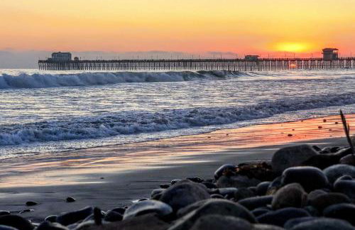 Oceanside Home with Yard - Walk to Beach and Pier - Foto 3