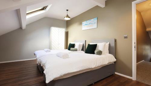 Modern Comfort 4 Bedrooms and Great Location - Foto 2