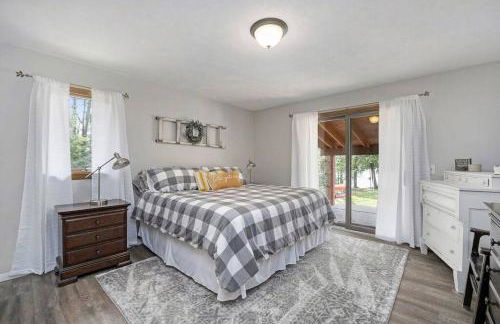 Lakeside Getaway with Hot Tub - Foto 9