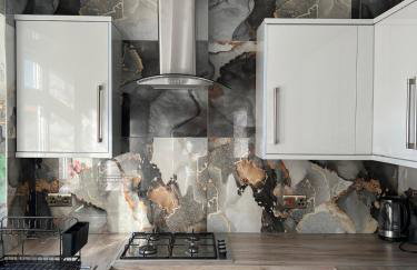 The Place with king beds, Ensuite Bathrooms, Close to Airport and Free Parking - Foto 17