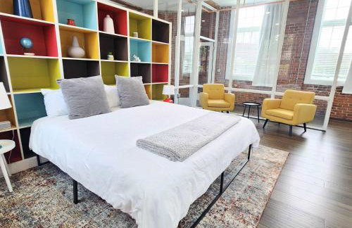 Jennifer's Historic Loft Glass Bedroom - Foto 14