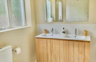 Harbourside garden flat with parking - Photo 9