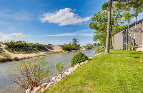 Glen Arbor Riverfront Retreat Steps to Beach! - Foto 18