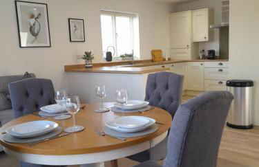 The Stables a Contractor Family 2 bed Town House in Central Melton Mowbray - Photo 2