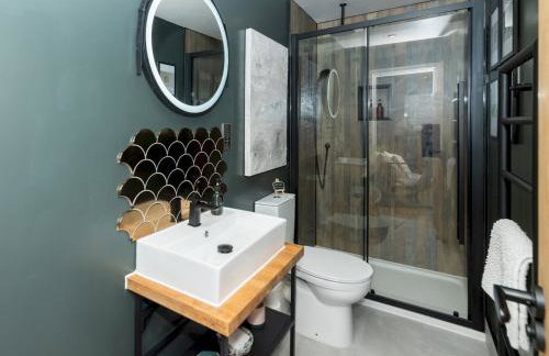 The Lodge - Elegant Comfort in a Peaceful Setting - Photo 4