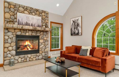 White Mountain Retreat with Theater, Fire Pit, Game Room and River Access - Foto 13