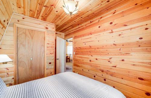 Hike and ATV Secluded Happy Jack Cabin with Deck - Foto 13