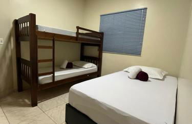 Casa com piscina bem localizada - Foto 7