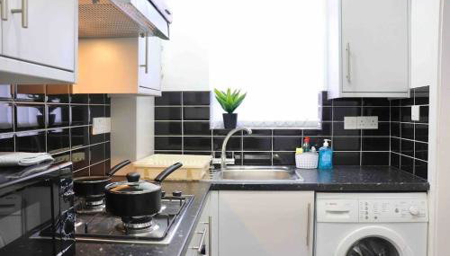 Contemporary & Stylish House . FREE Parking - Foto 4, stove, dishwasher, pet friendly, toaster, minibar