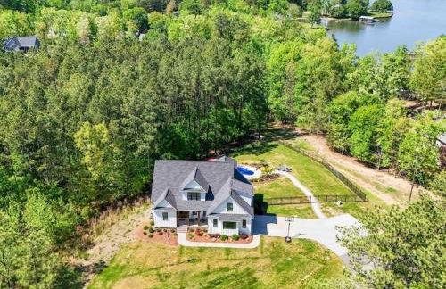 5BR Farmhouse Lake Retreat Pool Hot Tub Theater - Foto 74