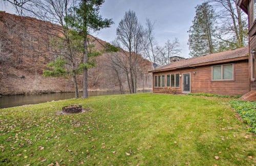 Riverfront Manton Cabin with Pool Table and Fire Pit! - Foto 28