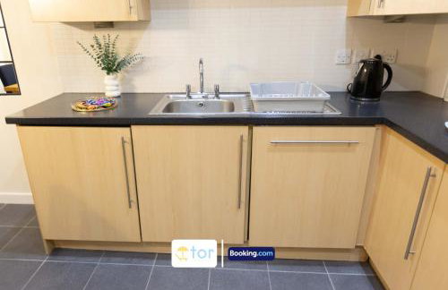 Large 2 Bedroom Apartment By The One Retreats Short Lets & Serviced Accommodation Horley Close To Gatwick Airport - Foto 54