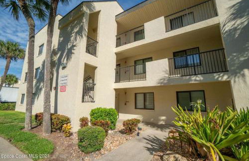 Coastal 2BR Oceanfront Escape, Steps from Sand & Pool - Foto 17