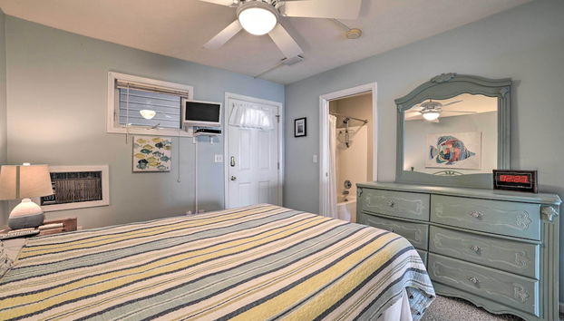 Lakefront Onekama Condo w/ Seasonal Pool - Photo 3, Room