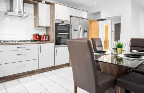 Stylish 3 Bedroom House - Pool & Tennis Table - Garden - Off Street Parking 782S - Foto 17