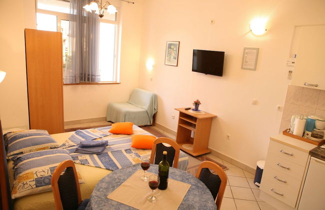 Sea front stone house - Photo 8