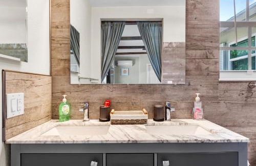 Boho Tiki Villa w Heated Saltwater Pool, King Beds & 6TVs - Photo 27