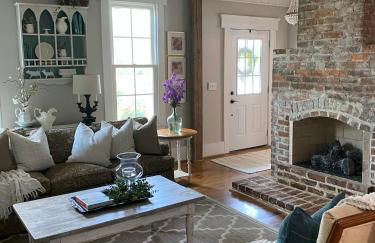 Historic Farmhouse -Modern Amenities -1800s Charm - Foto 6