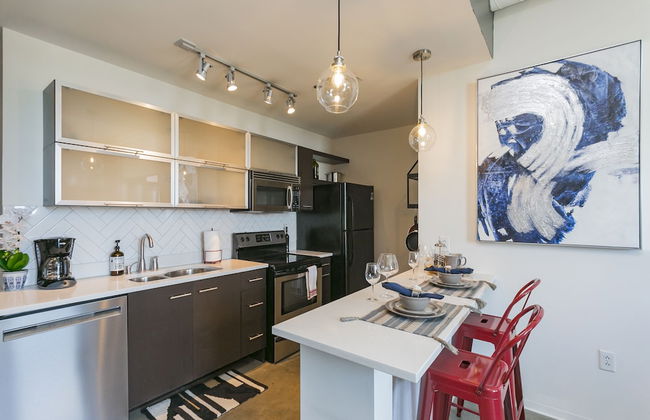 Mid Century Modern Downtown Condo | 30+ Night Min - Foto 10