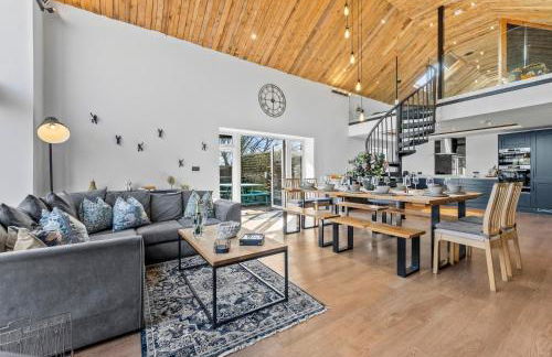 The Oaks Barn - A Countryside Luxury Rural Escape with Hot tub & Fire Pit! Tranquil Group Retreat - Sleeps 8, Pet Friendly & Off road Parking - By Blue Puffin Stays - Photo 8