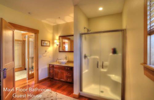 Gingerbread House on Mooselookmeguntic Lake - Foto 40