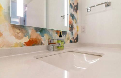 Stylish downtown condo w/ pool & parking - Foto 3