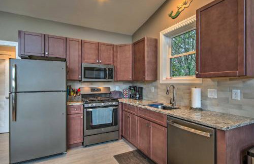 Waterfront Greenwood Getaway with Deck and Grill! - Foto 7