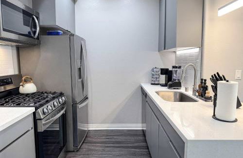 Bright & Spacious in Iconic LA Neighborhood Free parking - 10mins to Cedars - Photo 31