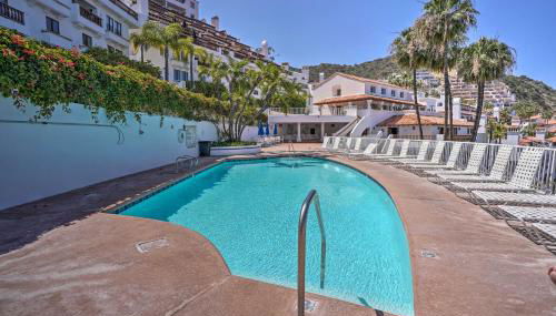 Quiet Avalon Getaway Villa with Ocean View and Balcony - Foto 2