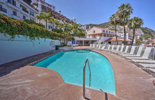 Quiet Avalon Getaway Villa with Ocean View and Balcony - Foto 2