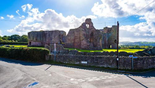 Castle Views cottage in historic village & woodfired hot tub - Foto 3