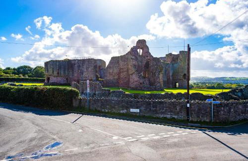 Castle Views cottage in historic village & woodfired hot tub - Photo 3