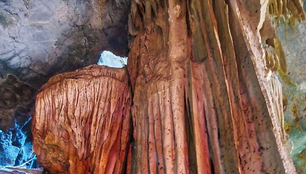 Contemplez les stalagmites et les stalactites