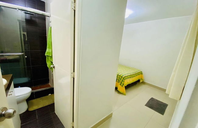 Refined 3BR Duplex with Ocean Charm - Foto 12