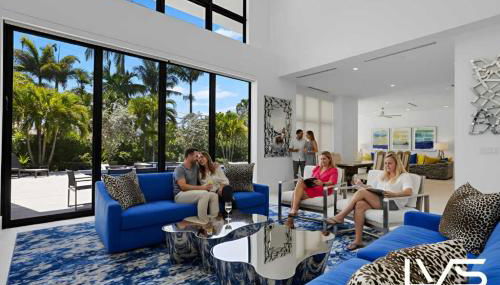 LVS Villa Blanco 5BR Coastal Oasis with Rooftop Sunset Deck Heated Pool Spa & Walk-to-Beach Access - Foto 5