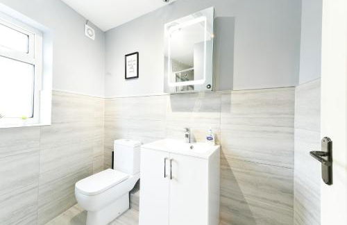 4 Bedroom, 2 bathroom house - Free Parking - Foto 10