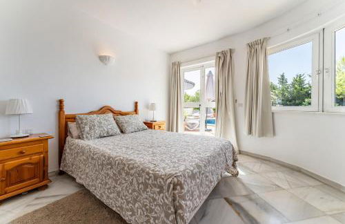 Villa with private swimming pool - Photo 11