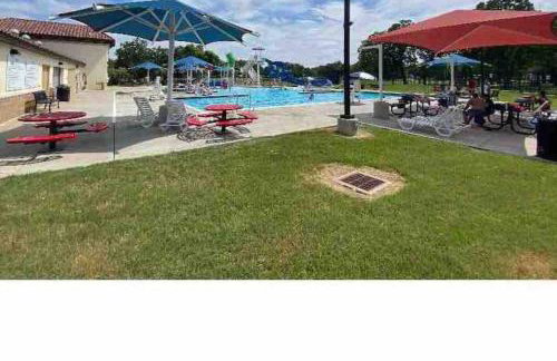 Stockyards! Less than 3 mins-Sleeps 8 -Gable House - Photo 15