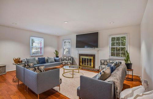 Cozy 4BR Retreat - Private backyard, Gazebo & Grill - Foto 1