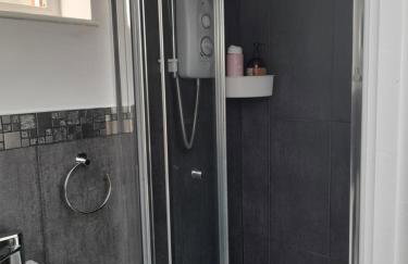 Cosy and Private with 55"TV and Dedicated Toilet Shower Space - Foto 44
