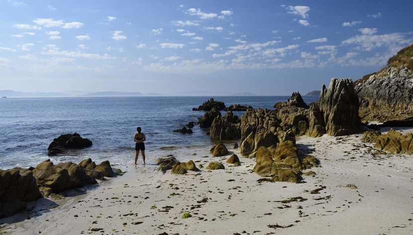 Tomando un baño en la costa de Ons