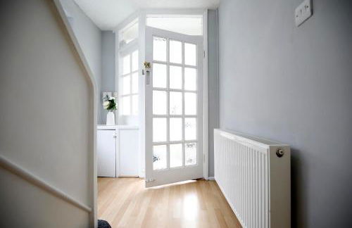 Spacious 3BR by Avalora Shortlets & Serviced Accommodations Queensway with big garden, Near train station - Foto 49