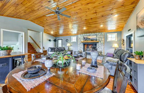 Lakefront Cabin Retreat with Dock in Robbinsville! - Foto 7