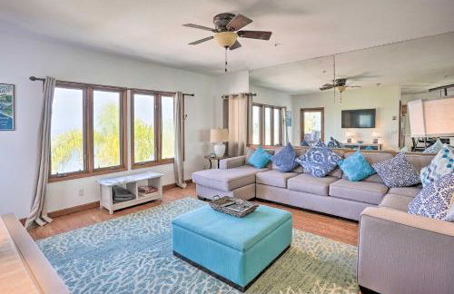 Quiet Avalon Getaway Villa with Ocean View and Balcony - Foto 6