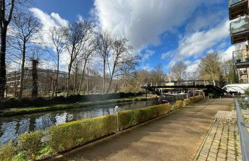 Luxury Canal-side Apartment, Hemel Hempstead, Free parking, Perfect for Contractors - Foto 15